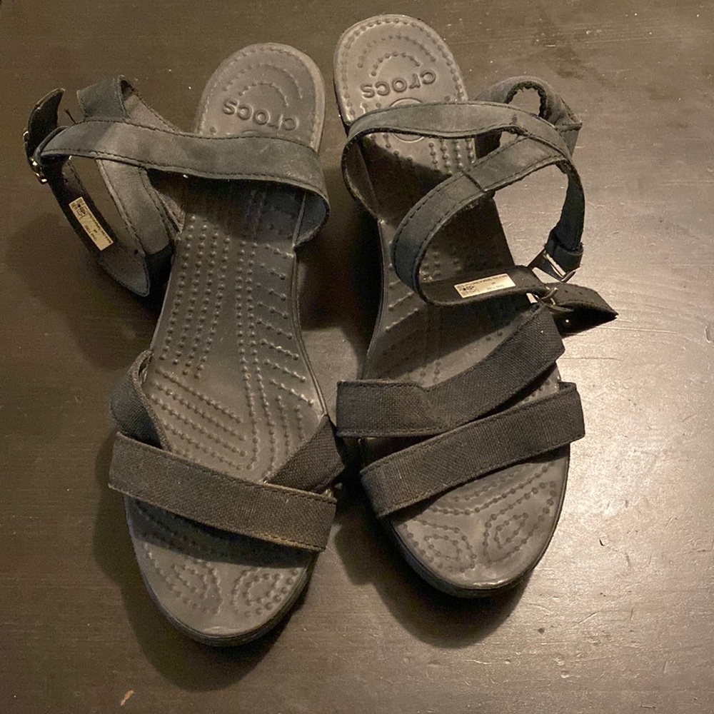 Crocs Leigh Wedge Sandal Size 8 Black with Coated Canvas Straps